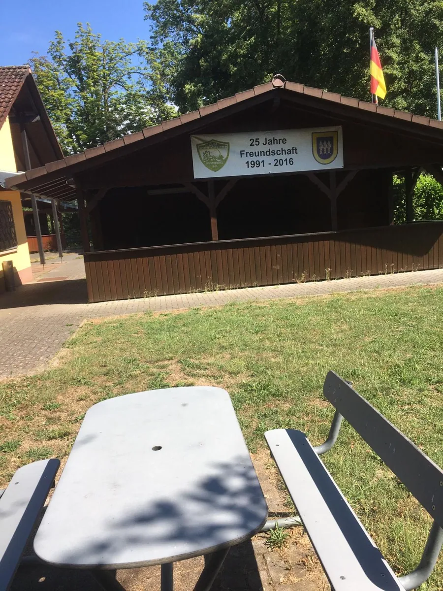 Pavillon mit Banner der Partnerschaft mit Wusterwitz