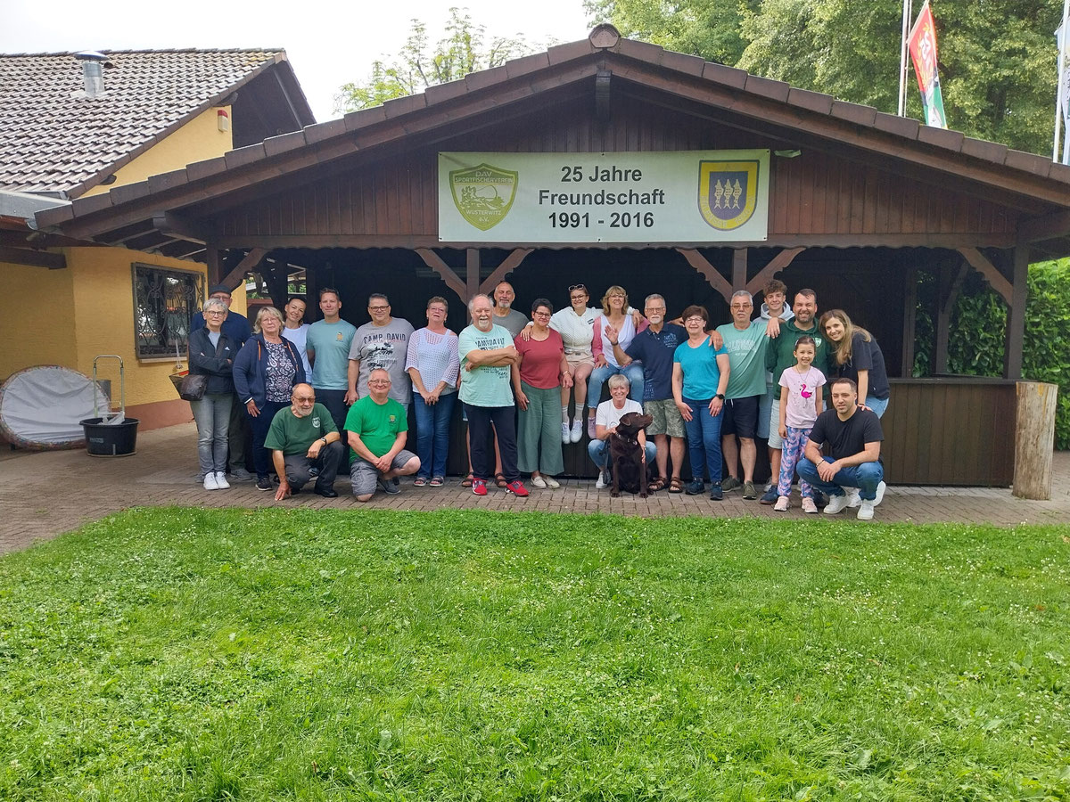 Gäste des Partnervereins Wusterwitz am Vereinsheim